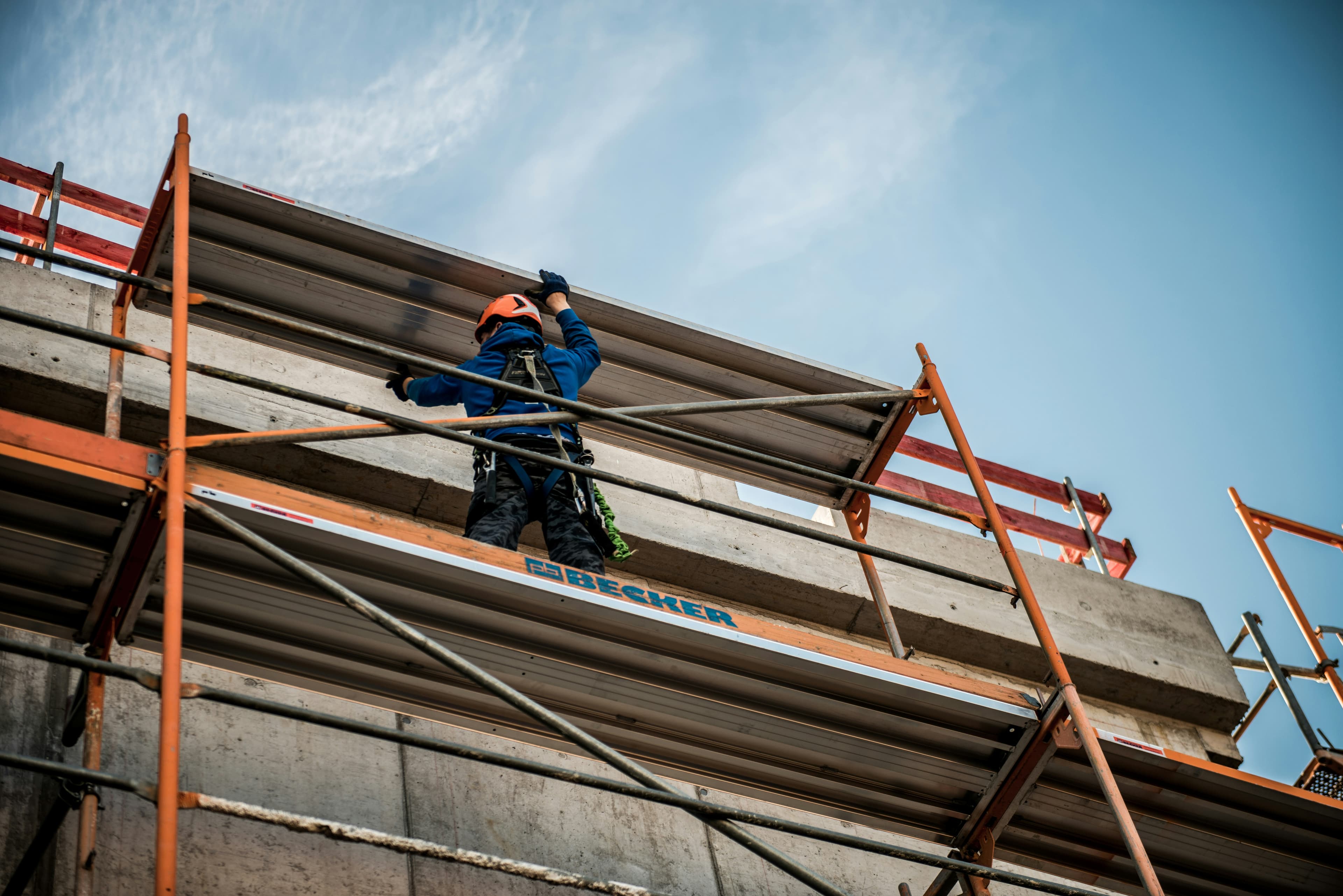 Pekerja menggunakan scaffolding pada proyek