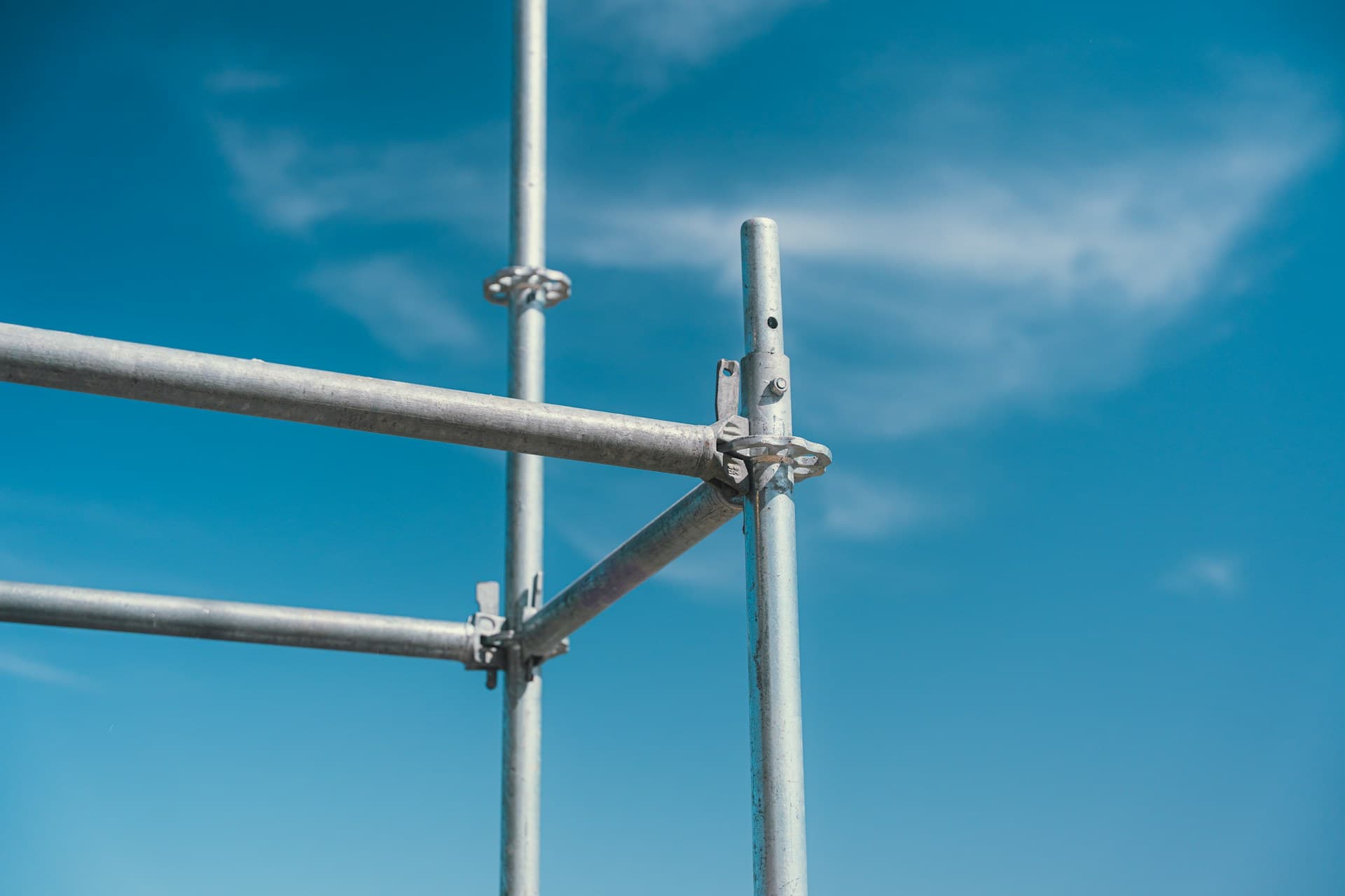 Peralatan scaffolding di lokasi konstruksi