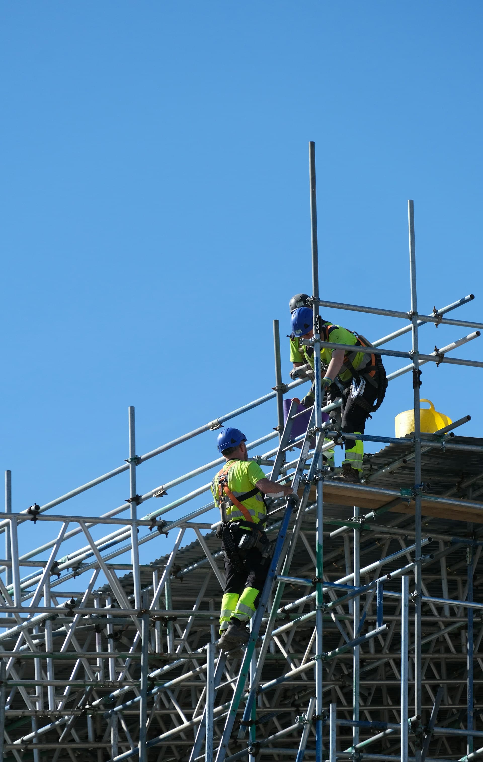 Pekerja menggunakan scaffolding di lokasi proyek